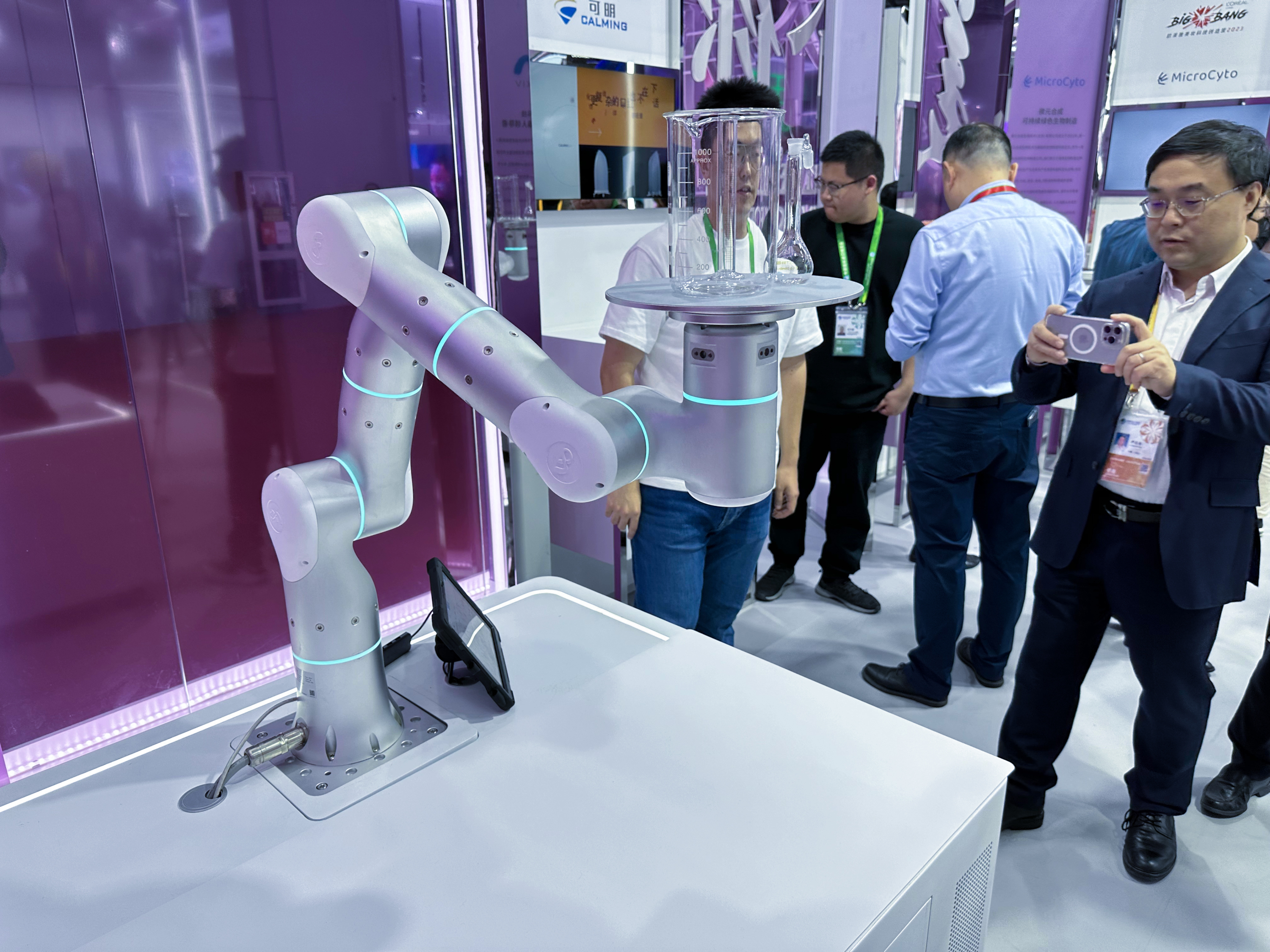 自适应机器人创新应用亮相进博会，非夕科技和“朋友们”共建智能未来